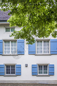苏黎世建筑房子的外墙窗户和百叶图片