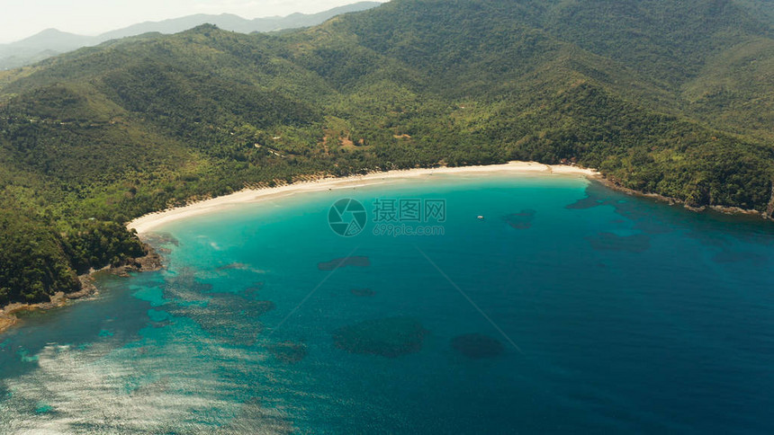 鸟瞰美丽的热带海滩Nagtabon在海湾与蓝色泻湖和绿松石水被热带雨林包围菲律宾巴拉望岛热带景观海景岛图片