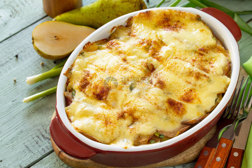 土豆配有梨子奶油酪和生锈木制桌上的培根法国传统烹饪品您可自由图片