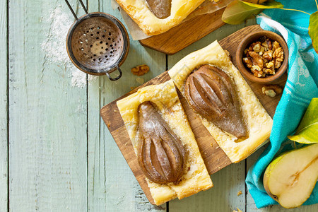 自制蛋糕酥皮配梨和坚果奶油背景图片