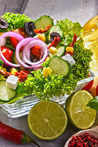 用蔬菜沙拉碗组成均衡饮食图片