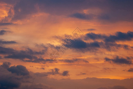 戏剧日落橙色天空上的太阳和云彩图片