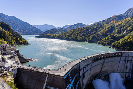 富山Kurobe湖大坝全景日内大坝和Tate图片