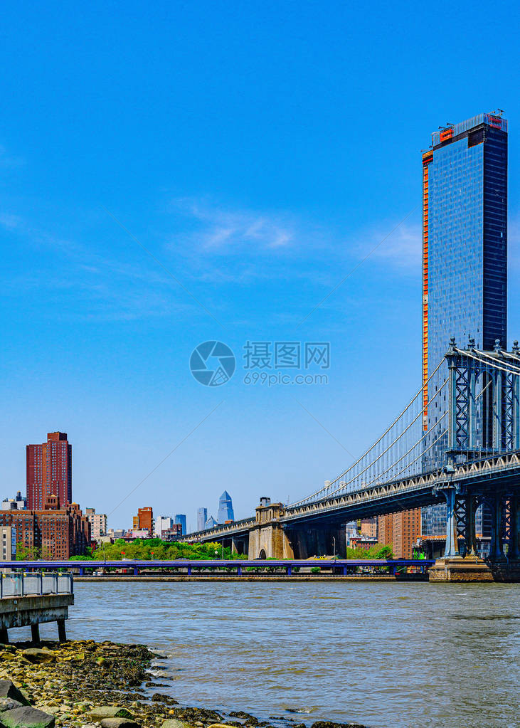 东河上的曼哈顿大桥和滨水公寓曼哈图片