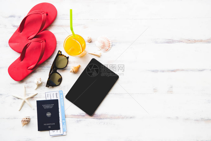 带护照和罚单的红色拖鞋和平板电脑放在白木背景上图片