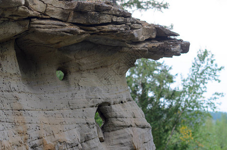 Yakutia孤立的岩石群部分帽子吸引物粘土蘑菇在图片