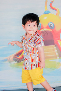 可爱的亚洲小男孩快乐在公园户外跑步图片