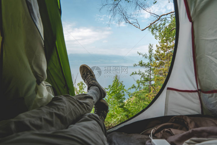 从山上松树丛中的贝加尔湖帐篷上俯瞰在地球上最美丽的地方旅游图片