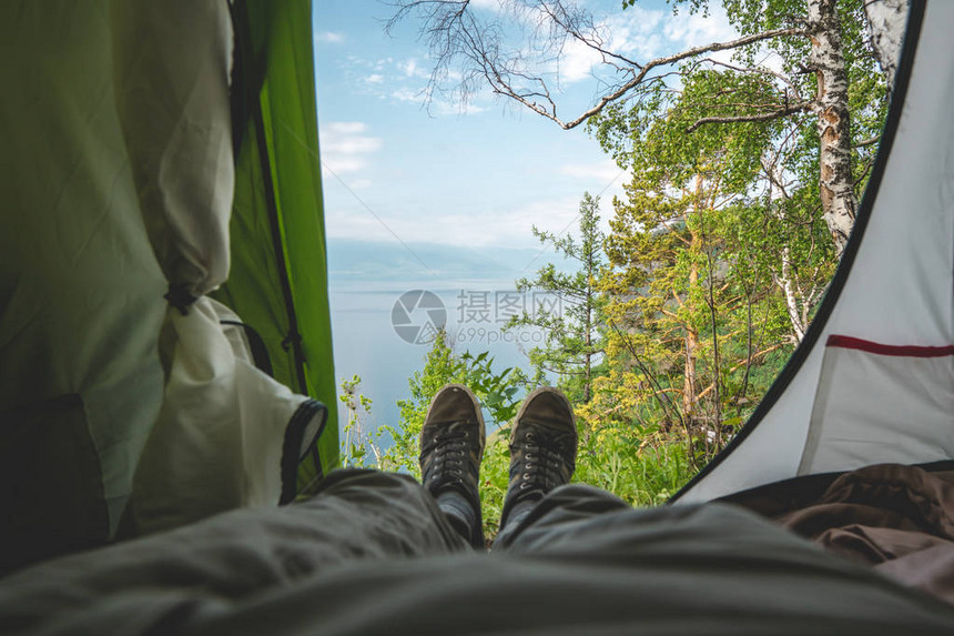 从山上松树丛中的贝加尔湖帐篷上俯瞰在地球上最美丽的地方旅游图片