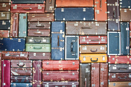 旅行的手提箱衣服的多色手提箱图片