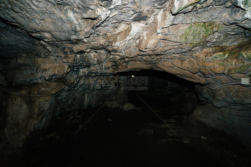 美丽的洞穴从黑暗的地牢内部查看洞穴的纹理墙壁地下隧道的背景图像洞内湿气游览图片