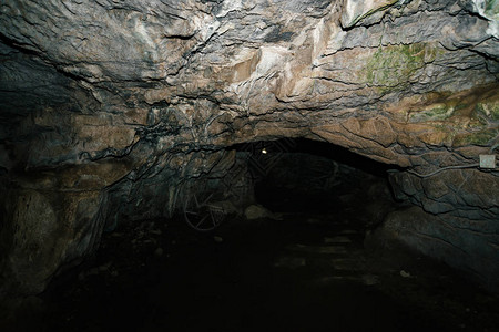美丽的洞穴从黑暗的地牢内部查看洞穴的纹理墙壁地下隧道的背景图像洞内湿气游览背景图片
