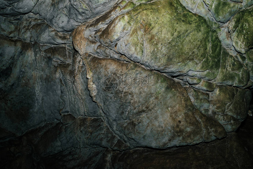 美丽的洞穴从黑暗的地牢内部查看洞穴的纹理墙壁地下的背景图图片