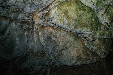 美丽的洞穴从黑暗的地牢内部查看洞穴的纹理墙壁地下的背景图背景图片