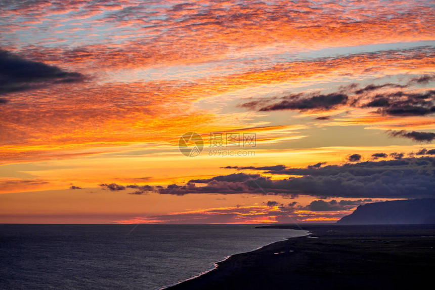 从冰岛维克灯塔附近的高悬崖上所见景色多彩的夏日夕图片