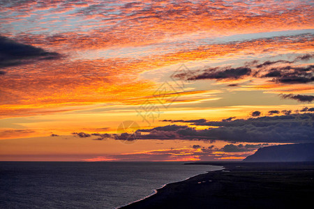 从冰岛维克灯塔附近的高悬崖上所见景色多彩的夏日夕图片