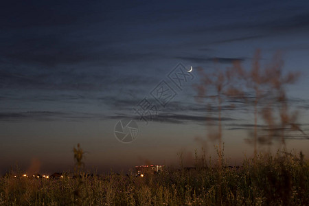 在城市的夜空傍晚黑暗天空图片