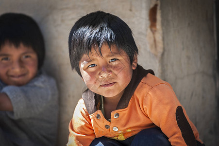 玻利维亚南美洲塔拉布科当地星期日市场不明的土著奇楚阿族土著儿童图片