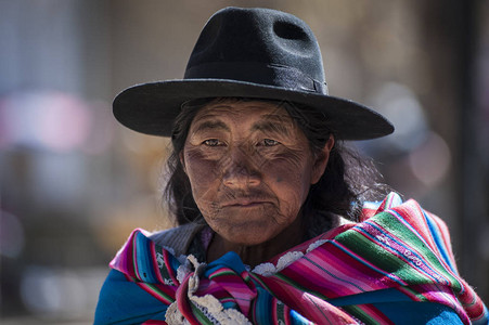 玻利维亚Tarabuco星期日市场具有传统部落服装和帽子的奇楚阿土著身份不明土著妇女Q背景图片