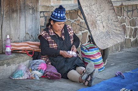 玻利维亚南美洲Tarabuco当地星期日市场具有传统部落服装和帽子的奇楚阿土著身份不明的Quechu背景图片
