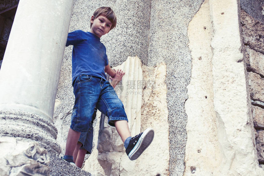 小男孩探索古代建筑生活方式的人在暑假图片