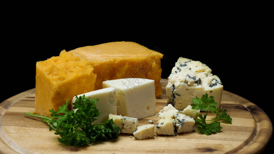 近距离接近法国美味的年老奶酪被切开图片