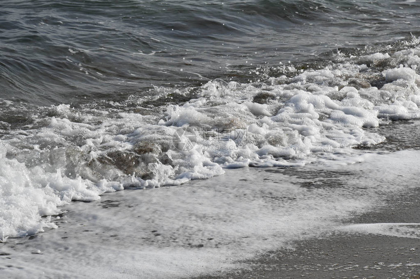 乌克兰敖德萨市黑海湿沙海岸线附近的白色泡沫冲浪波冷泉海水没有人的海景和飞溅的潮图片