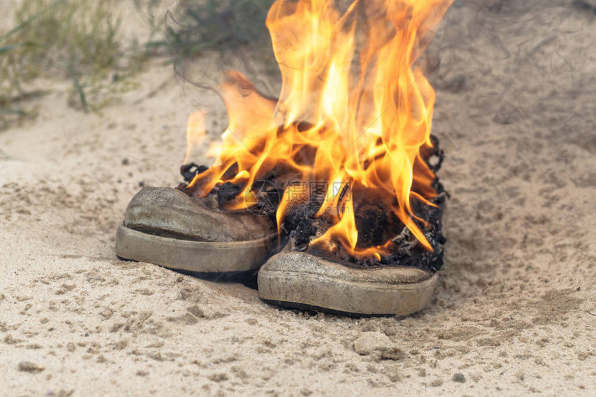 沙滩运动鞋很旧烧开火有调色图片