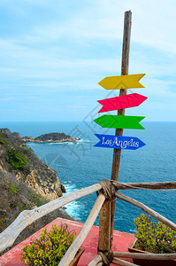 在墨西哥阿卡普尔科的蓝色海悬崖上挂有热带度假酒吧休图片