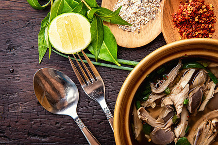 鸡纯菜草药和南瓜种子的热蔬菜汤背景图片