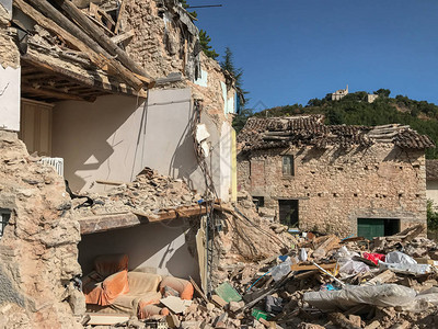 地震后意大利农村一栋严重受损的房屋图片