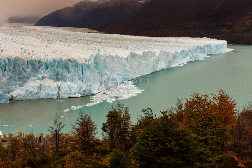 位于阿根廷圣克鲁斯省LosGlaciares公园的PeritoMoreno冰川图片