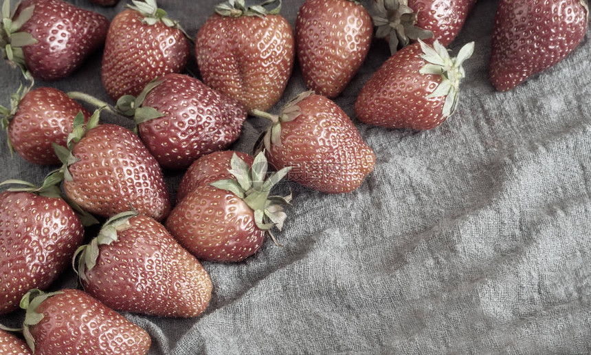 纸巾上桌子上有很多熟莓草上面贴有复制空图片