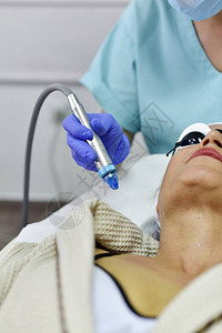 皮肤保健接受面部美容治疗的妇女脸部淋巴图片