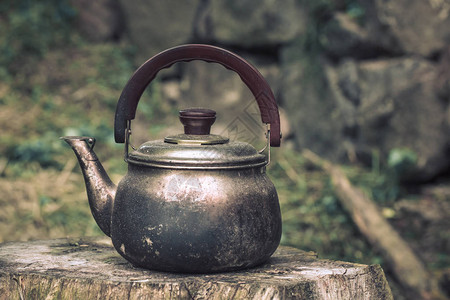 古老的大型铝制茶壶炉灶顶端白背景与图片