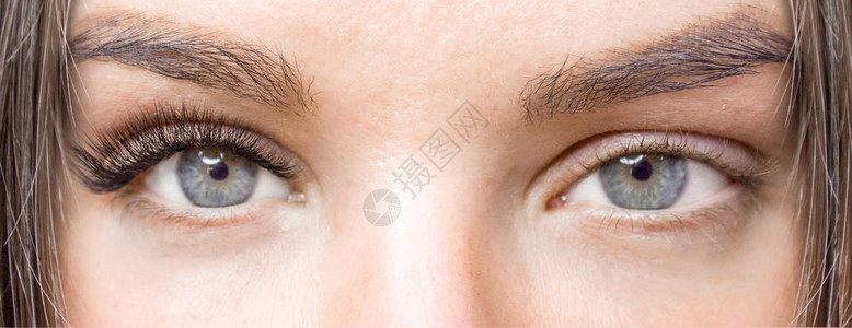 睫毛延长手术前后长假睫毛的女人眼睛特写微距镜头图片
