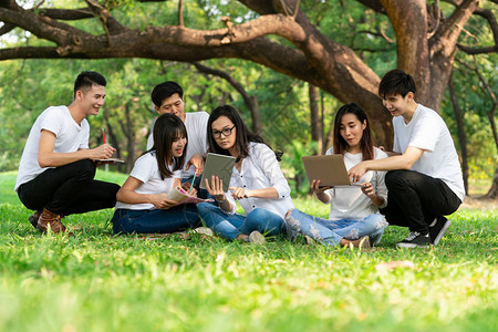 在大学或校公园的小组项目中学习的年轻学生团队快乐学习社区团队合作和图片
