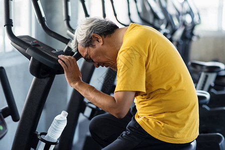 老人在健身房骑自行车锻炼时心脏病发作图片