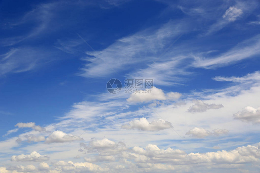 夏日天空中云彩的美景图片