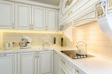 新古典风化的白色和金色木制与豪华住宅图片