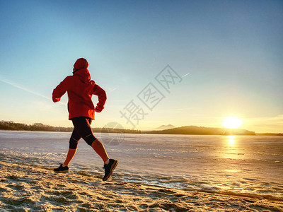 冬季运动户外健身锻炼健康概念图片