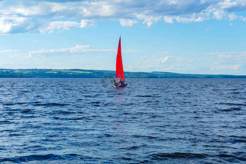 红帆在宽阔的水域中间图片