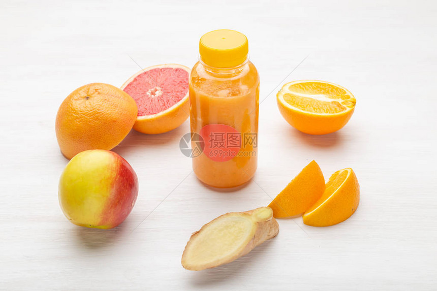 白色的桌子上放着几片葡萄柚橙汁和橙汁图片