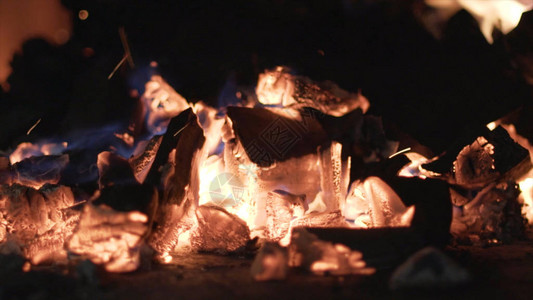 燃烧的黑煤特写镜头行动在煤上燃烧小火焰图片
