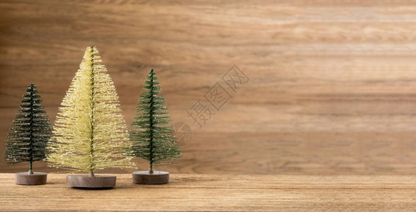 圣诞树挂在木桌上图片