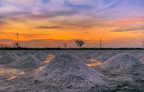 早晨的盐场与日出的天空有机海盐海水的蒸发和结晶盐工业原料氯化钠能蒸背景图片