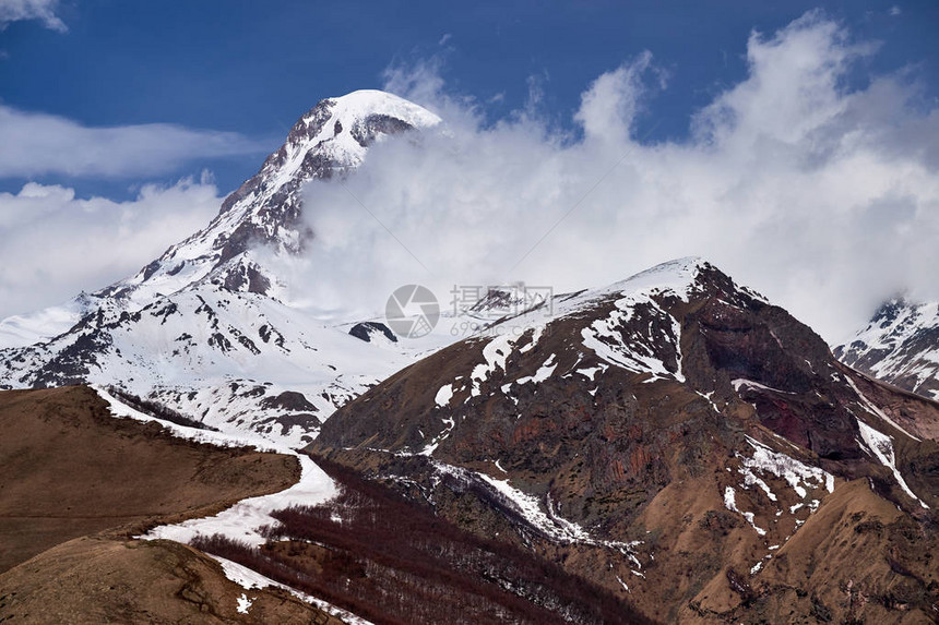 Kazbek山峰云层中的山峰Kazbeck山的Peak图片