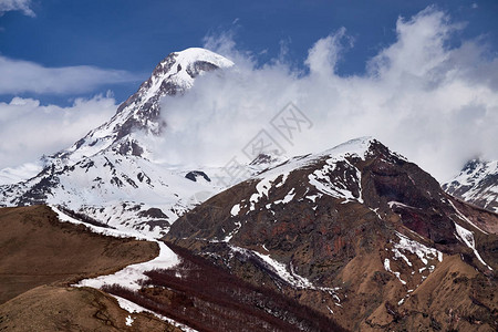 Kazbek山峰云层中的山峰Kazbeck山的Peak图片