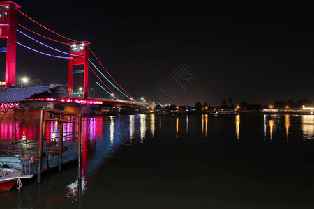 Palembang的Ampera桥在夜间拍摄图片