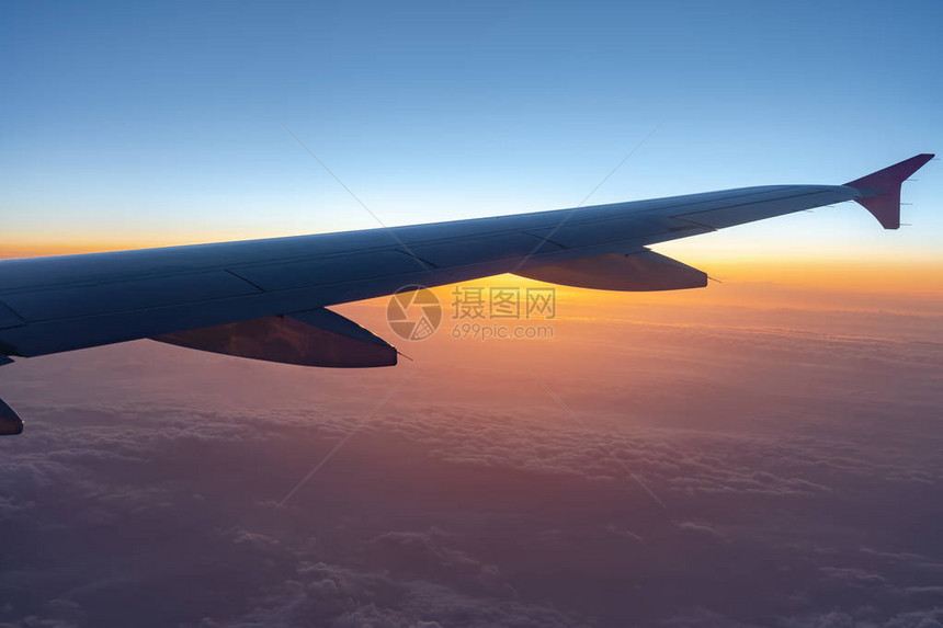 从飞机窗口看到飞机翼侧面的光影图片